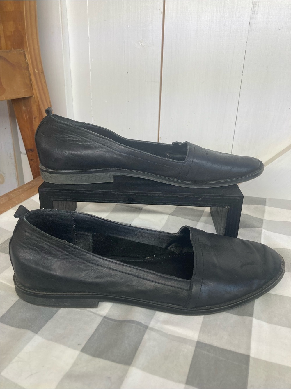 Kenneth Cole "Reaction" Black Leather Low Heel Slip-On Flats Size 7.